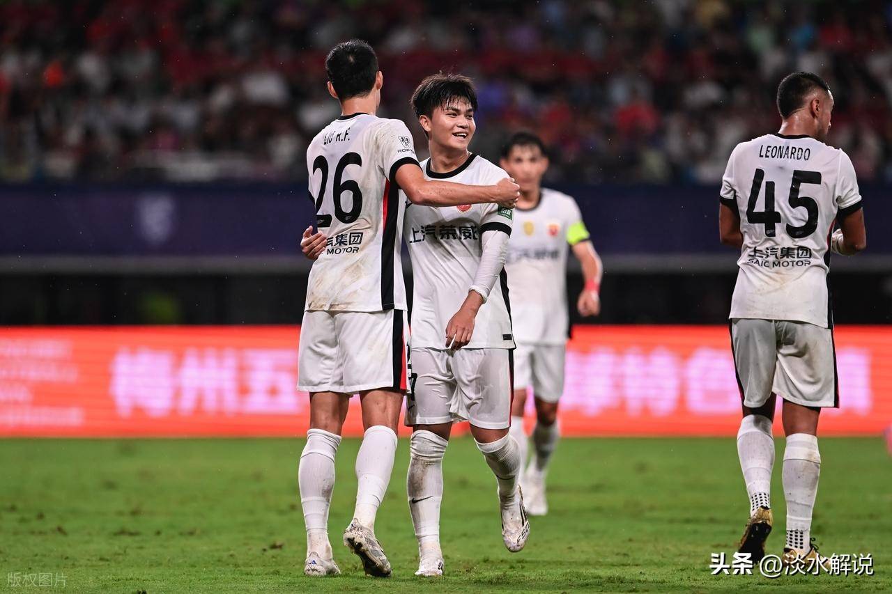 包含火爆开战，中超赛场上球队殊死搏杀争夺胜利的词条