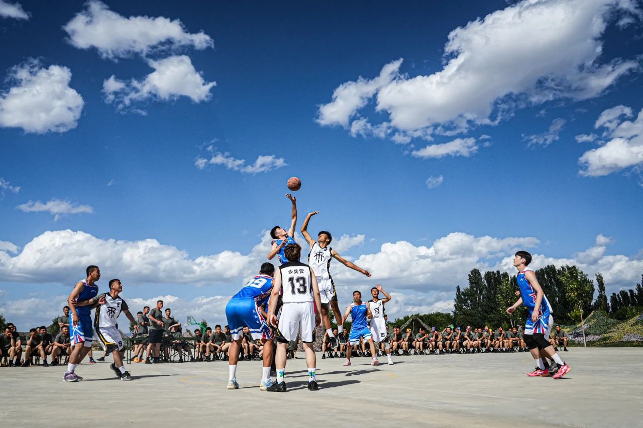 热血比赛中，队员们展现出了激情与决心