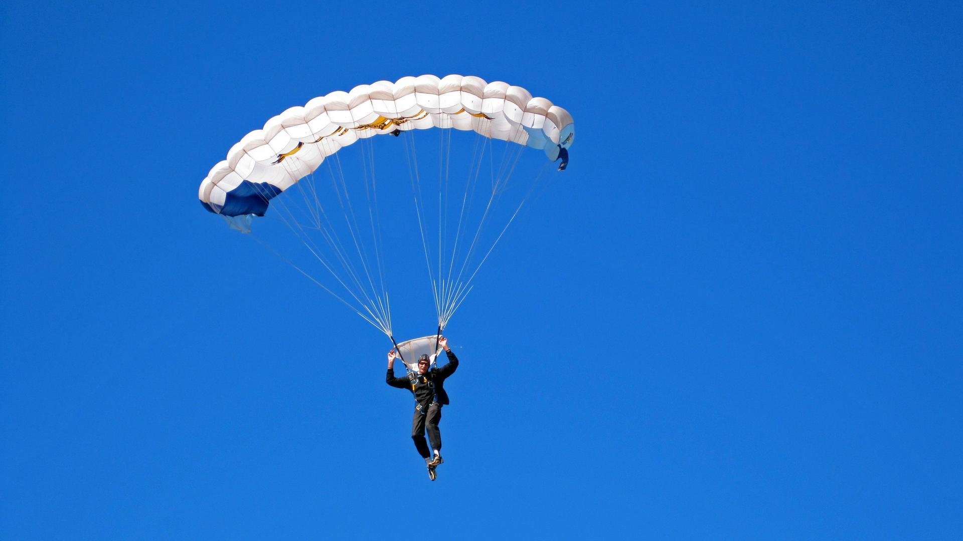 开云体育-赛道上的孤胆英雄，塞恩斯扛起全队，阿斯顿马丁鏖战哈斯