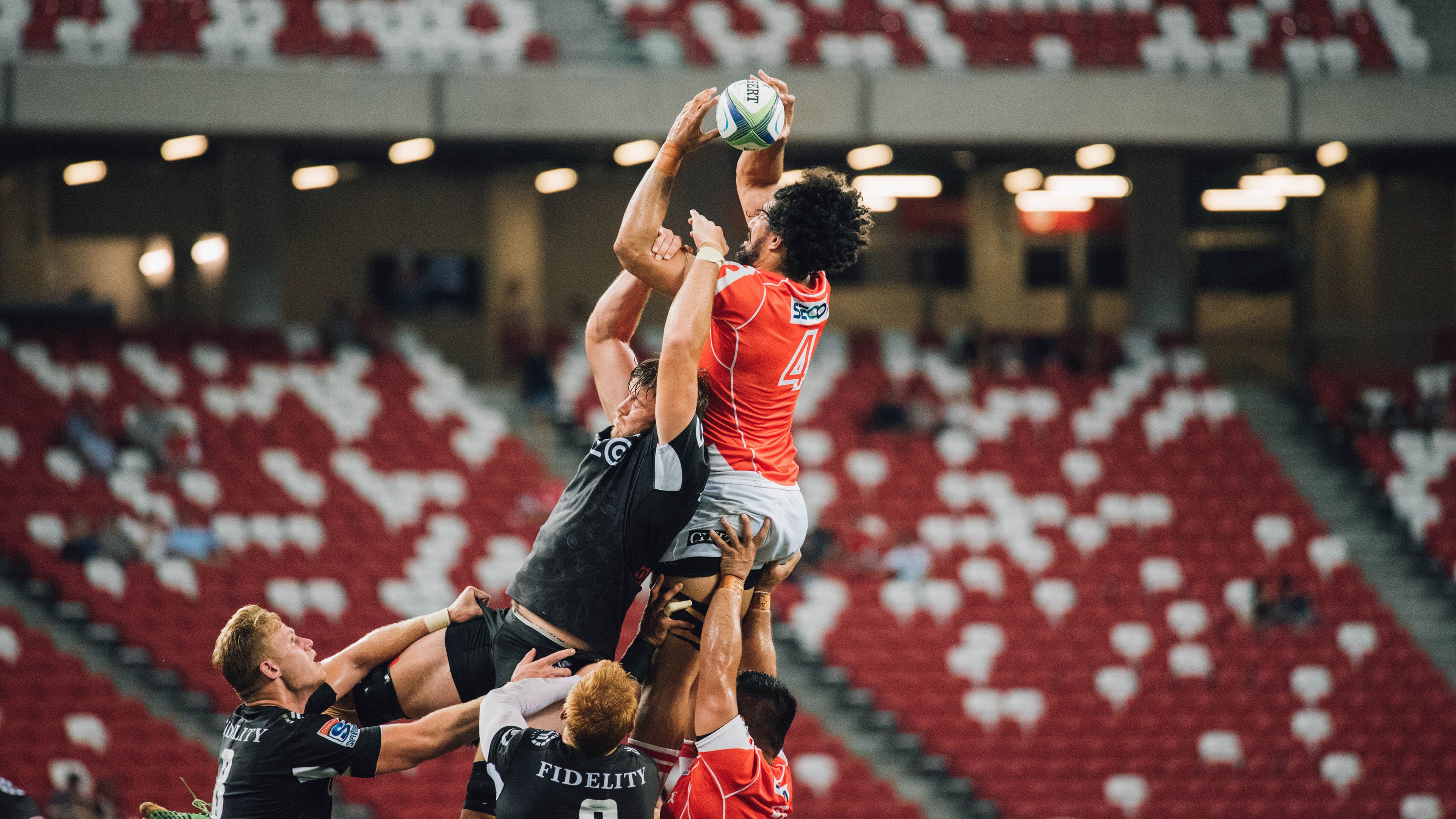 赛道上的红色闪电，周冠宇驾驭阿斯顿马丁横扫索伯车队